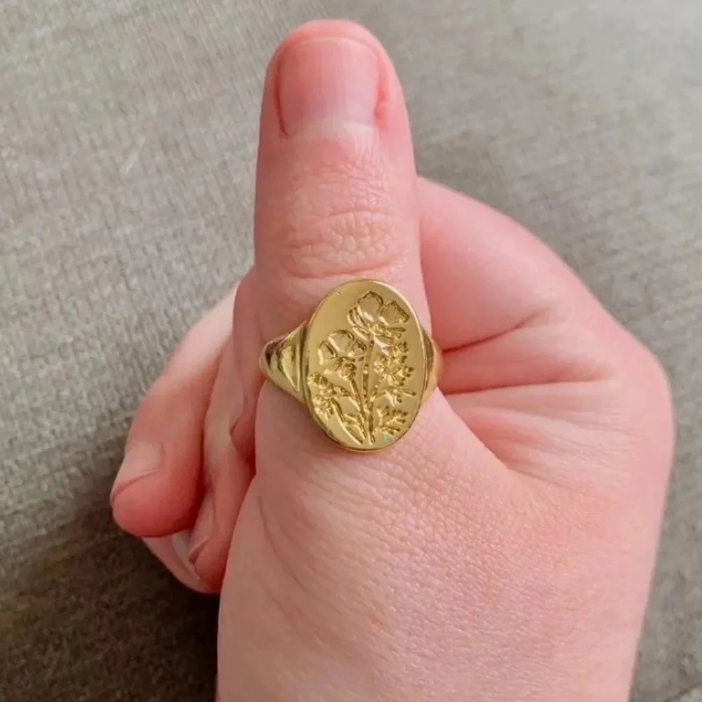 π Gold Floral Carved 750 Engraved Statement Ring π - Picture 4 of 5